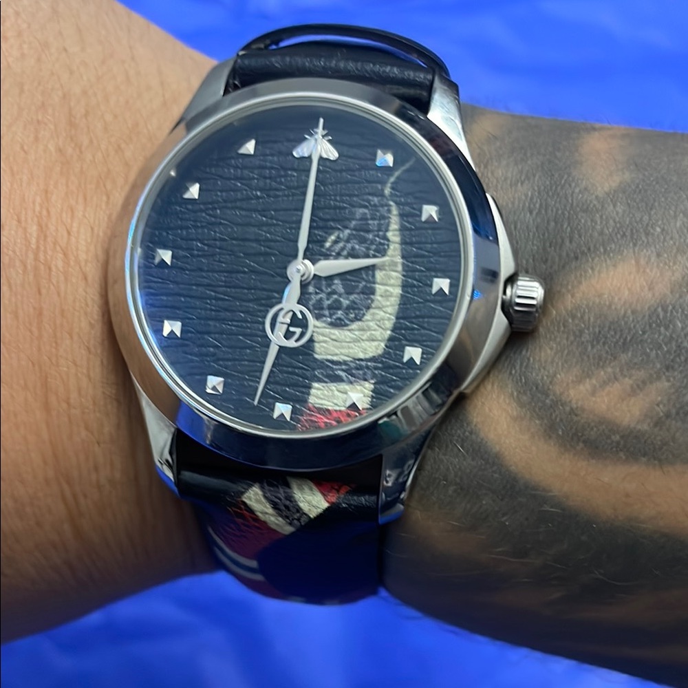 Authentic Gucci Black and Silver Unisex Watch